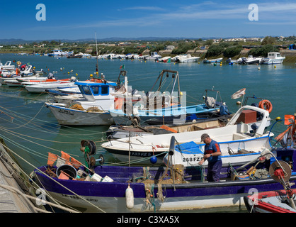 Il Portogallo, Algarve Orientale, Fuseta, pesca barche nel porto Foto Stock