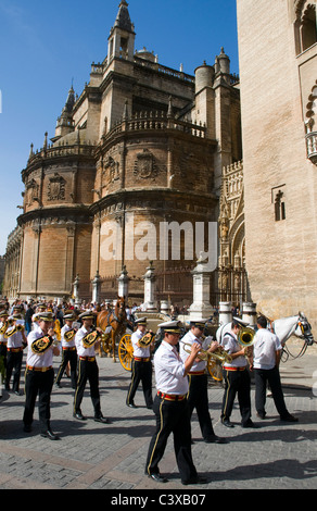 I musicisti che partecipano alla processione religiosa, Siviglia, Andalusia, Spagna Foto Stock