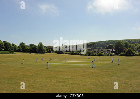 Una partita di cricket essendo giocato al pittoresco villaggio di Rottingdean in East Sussex vicino a Brighton Regno Unito Foto Stock