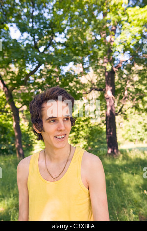 Ritratto di giovane uomo nella natura Foto Stock