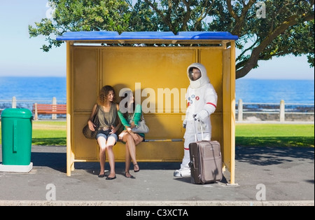 Donne flirtare con un astronauta Foto Stock