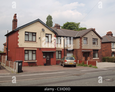 Semi-detached 1930s house di Farnworth; parte del fiore station wagon. Consiglio originariamente stock abitativo, molti ora di proprietà privata. Foto Stock