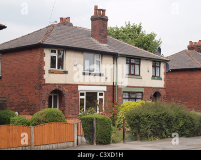 Semi-detached 1930s house di Farnworth; parte del fiore station wagon. Consiglio originariamente stock abitativo, molti ora di proprietà privata. Foto Stock