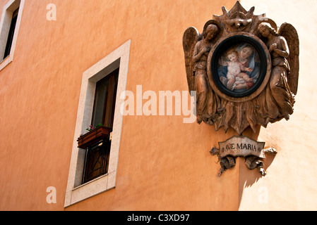 Ave Maria pittura decorate con telaio in legno su angolo di strada e tradizionale della casa italiana in [ Roma Italia) Foto Stock