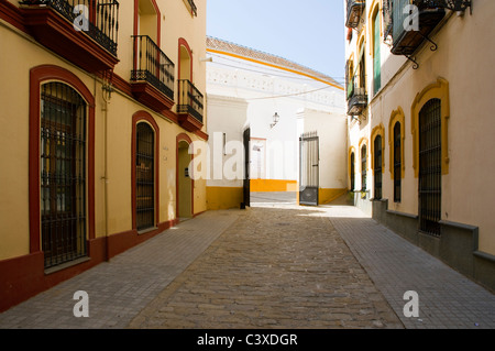 Un tranquillo loschi strada che conduce a Plaza de toros, o il Bull Ring. Siviglia, in Andalusia, Spagna Foto Stock