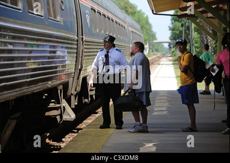 Argento AMTRAK Meteor treni passeggeri a Deland Railroad Station Florida USA passeggeri legato per Miami imbarco Foto Stock