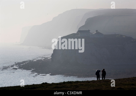 Persone, giovane, guardando a Chalk cliffs, nebbia, Baia di acqua dolce, Tennyson giù, acqua dolce, Isle of Wight, England, Regno Unito Foto Stock