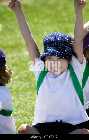 Ragazza giovane celebra durante sportsday Foto Stock
