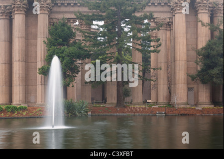 Fontana nella nebbia della Rotunda, il Palazzo delle Belle Arti, San Francisco, California. Foto Stock