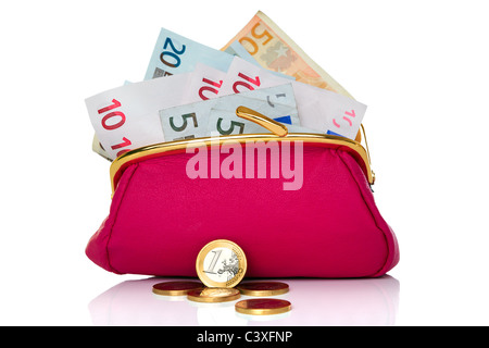 Foto di una borsa piena di contanti le banconote e le monete in euro di fronte, studio shot su uno sfondo bianco. Foto Stock