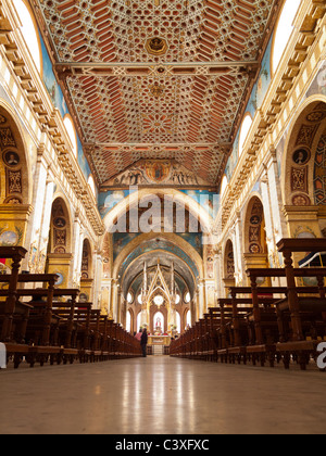 Navata, altare e stile mudéjar del tetto della chiesa di Santo Domingo, Quito Ecuador Foto Stock