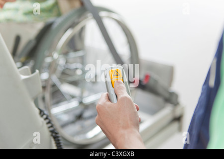 Assistenza sanitaria dei lavoratori senior aiuta l uomo in sedia a rotelle per arrivare in un furgone, nella prefettura di Kanagawa, Honshu, Giappone Foto Stock