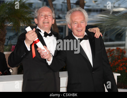 LUC DARDENNE & JEA-PIERRE DARDENNE I VINCITORI DEL PREMIO PHOTOCALL CANNES FILM FESTIVAL 2011 PALAIS DES FESTIVAL CANNES Francia 22 Foto Stock