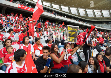 I sostenitori di Ajax Cape Town Football Club in Cape Town Stadium Cape Town, Western Cape, Sud Africa Foto Stock