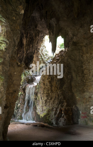 Grotta e cascata nel parco Buttes-Chaumont a Parigi Foto Stock