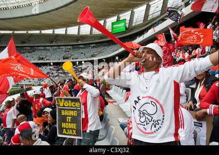 I sostenitori di Ajax Cape Town Football Club in Cape Town Stadium Cape Town, Western Cape, Sud Africa Foto Stock