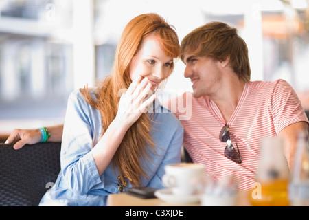 I giovani di ridere giovane avendo alcuni caffè Foto Stock