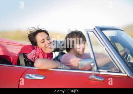 L uomo e la donna alla guida di una cabriolet Foto Stock