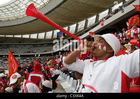 I sostenitori di Ajax Cape Town Football Club in Cape Town Stadium Cape Town, Western Cape, Sud Africa Foto Stock