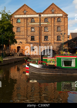 Green barge in Nottingham City Centre canal England Regno Unito Foto Stock