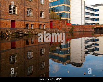 Edifici riflettono in Nottingham City Centre canal England Regno Unito Foto Stock