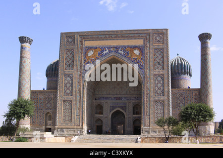 La Repubblica di Uzbekistan. Samarcanda. Registan.Sher-Dor Madrasah madrasah Foto Stock