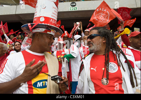 I sostenitori di Ajax Cape Town Football Club in Cape Town Stadium Cape Town, Western Cape, Sud Africa Foto Stock