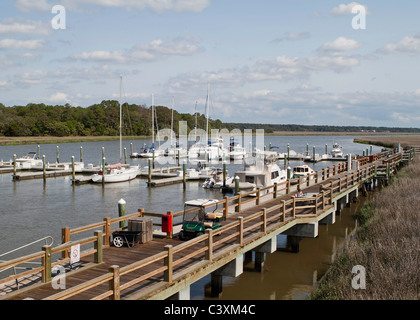 Marina e creek house boardwalk sulla Palude Salata. chriskirkphotography.net Foto Stock