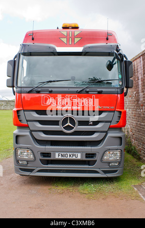 Vista frontale della Mercedes a doppio combustibile Acrtos carrello di trasporto prime mover Foto Stock