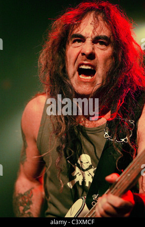 Membro fondatore Steve Harris gioca con Iron Maiden durante la loro perfomance nella Cardiff International Arena in Galles, NEL REGNO UNITO. Foto Stock