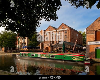 Green barge in Nottingham City Centre canal England Regno Unito Foto Stock