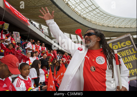 I sostenitori di Ajax Cape Town Football Club in Cape Town Stadium Cape Town, Western Cape, Sud Africa Foto Stock