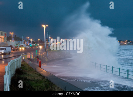 Le onde rompono sulla parete del mare durante una tempesta a Seaburn, Sunderland sulla costa nordorientale dell'Inghilterra Foto Stock