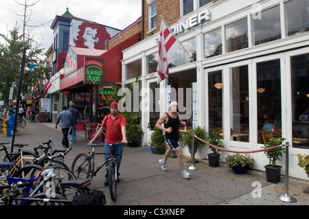 La gente di fronte al Diner su 18th street in Adam's Morgan. Foto Stock