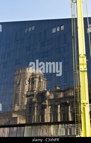 Design moderno con pareti in vetro edificio con riflessioni sullo skyline; Porto di Liverpool edificio, nell'isola di Mann lo sviluppo, Liverpool, Merseyside, Regno Unito Foto Stock