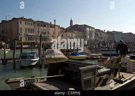 Consegna barca sul Canal Grande Foto Stock