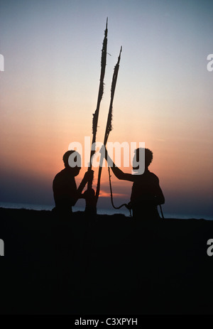 El Molo guerrieri e cacciatori di parlare, stagliano dal Lago Turkana dopo una caccia ippopotamo. Il lago Turkana - Kenya. Foto Stock