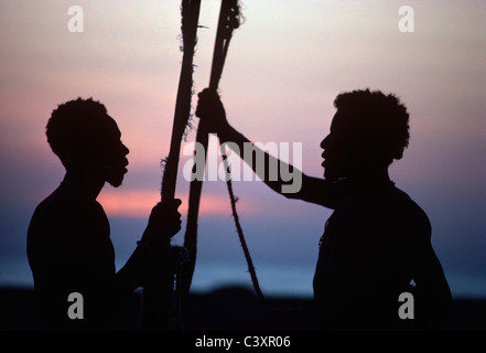 El Molo guerrieri e cacciatori di parlare, stagliano dal Lago Turkana dopo una caccia ippopotamo. Il lago Turkana - Kenya. Foto Stock
