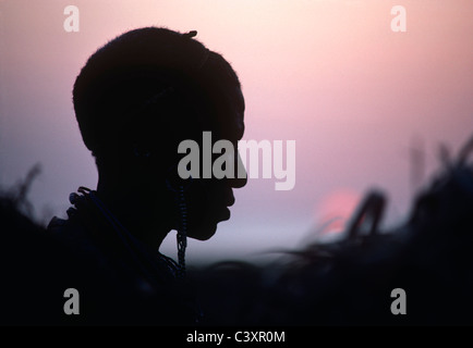 Silhouette di un El Molo donna accanto a una capanna. Il lago Turkana in Kenya. Foto Stock