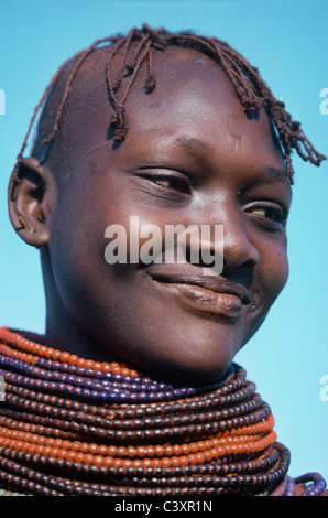 Una giovane ragazza Turkana chi è all'età che le tribù ritengono appropriate per il matrimonio. Il lago Turkana in Kenya. Foto Stock