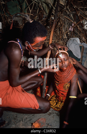 El Molo vernici guerriero sua sorella del volto per un ippopotamo cerimonia tribale e danza. Il lago Turkana - Kenya. Foto Stock