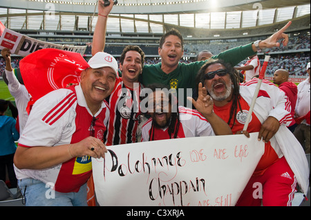 I sostenitori di Ajax Cape Town Football Club in Cape Town Stadium Cape Town, Western Cape, Sud Africa Foto Stock