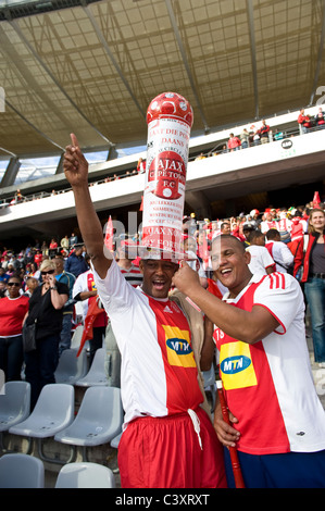 I sostenitori di Ajax Cape Town Football Club in Cape Town Stadium Cape Town, Western Cape, Sud Africa Foto Stock