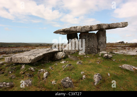 Poulnabrone Dolmen nella contea di Clare Foto Stock