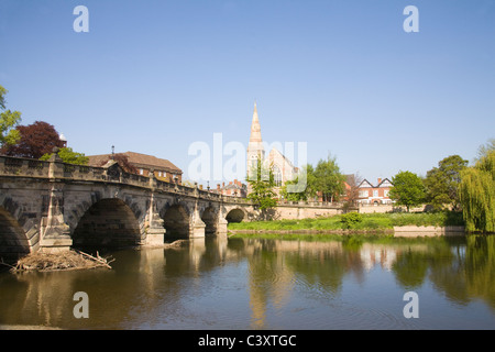 Shrewsbury Shropshire England Regno Unito può guardare lungo inglese ponte sopra il fiume calmo Severn su una bella giornata di primavera Foto Stock