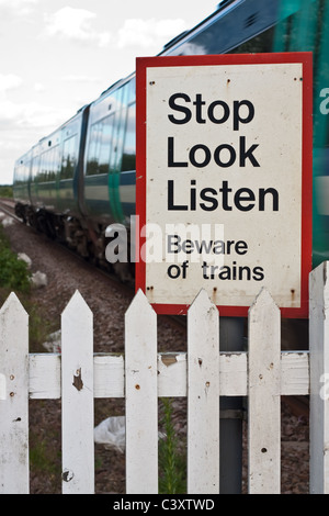 Treno segnale di avvertimento in corrispondenza di attraversamento pedonale, Suffolk, Regno Unito, 2011 Foto Stock