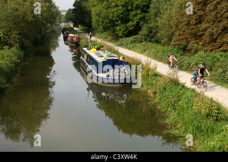 Il Kennet and Avon Canal percorso vicino a Bath Foto Stock