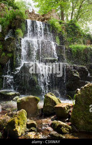 La cascata artificiale cascata e grotta di Bowood House Wiltshire, Inghilterra Foto Stock