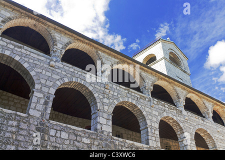 Il serbo monastero ortodosso in Centinje, Montenegro con un cielo blu Foto Stock