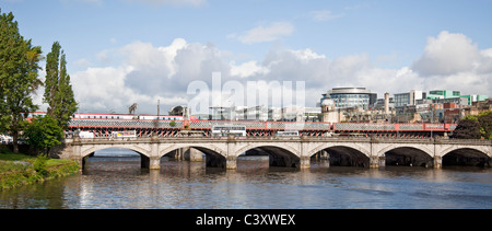 Ponte di Glasgow, sette-span su strada e ponte pedonale e la seconda Caledonian ponte ferroviario; fiume Clyde, centro di Glasgow. Foto Stock